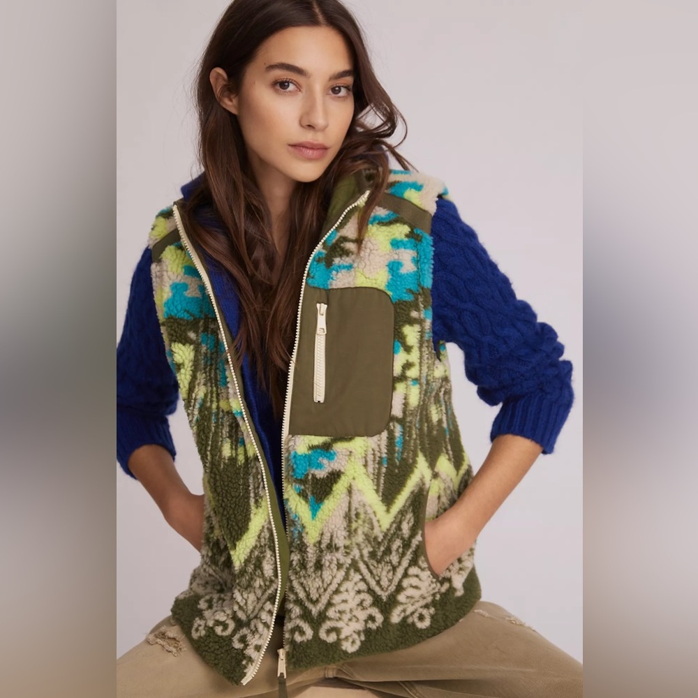 PILCRO ANTHROPOLOGIE | Sherpa Teddy Vest in green & Abstract Forest Camo Print